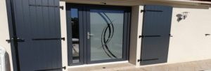 Entre porte vitrée, semi-vitrée et pleine, le choix du modèle et du design d'une porte d'entrée dépend du goût de chacun et du style général de la maison.