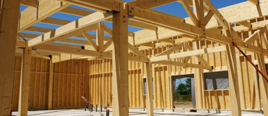 Une maison avec une ossature en bois
