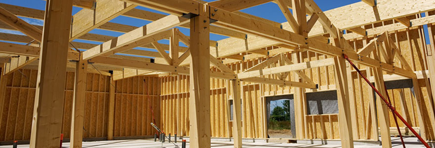 Une maison avec une ossature en bois